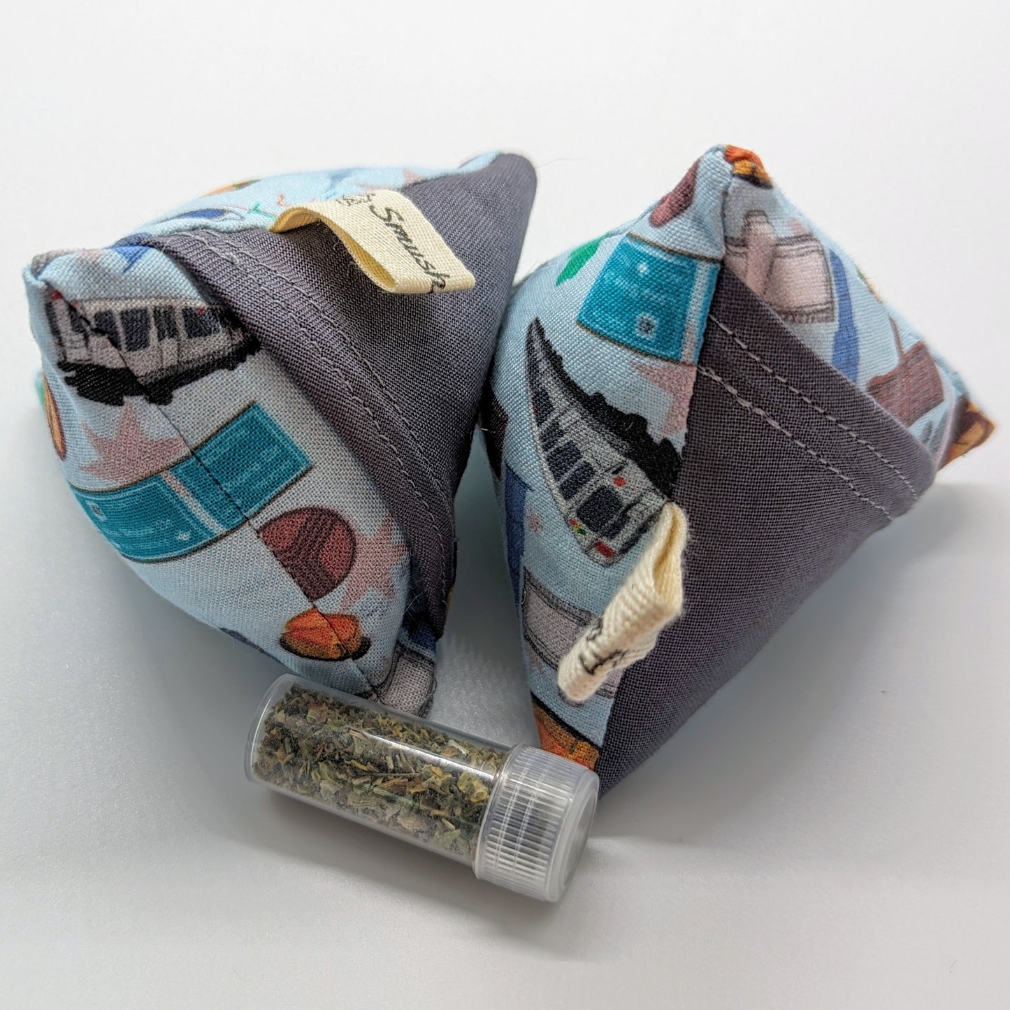 Refillable Catnip Pyramid Cat Toy - Chicago Love