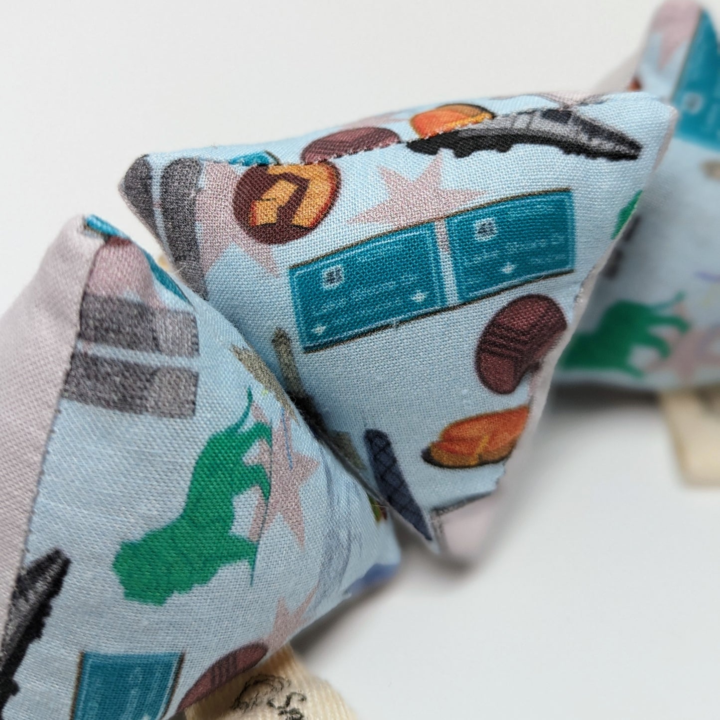 Catnip Pyramid Cat Toy - Chicago Love